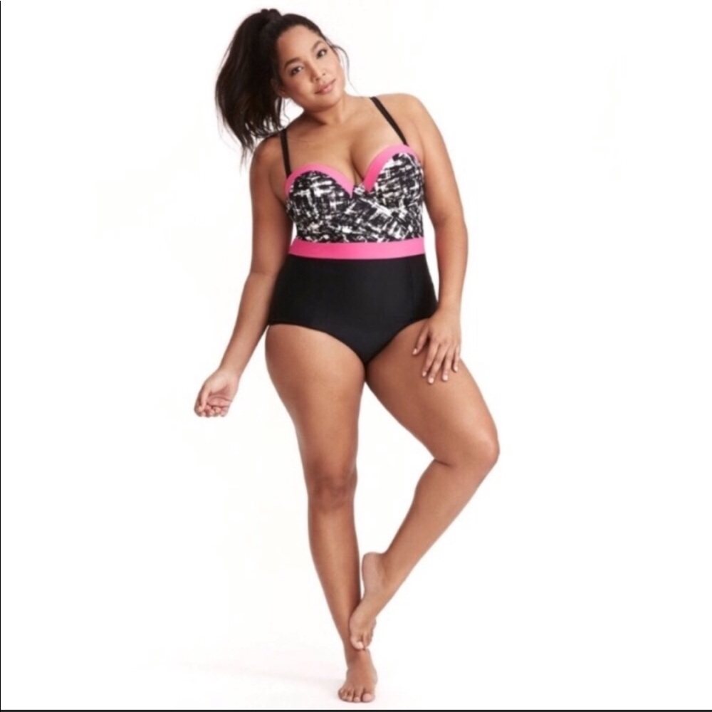 Torrid 0x NWT swimsuit